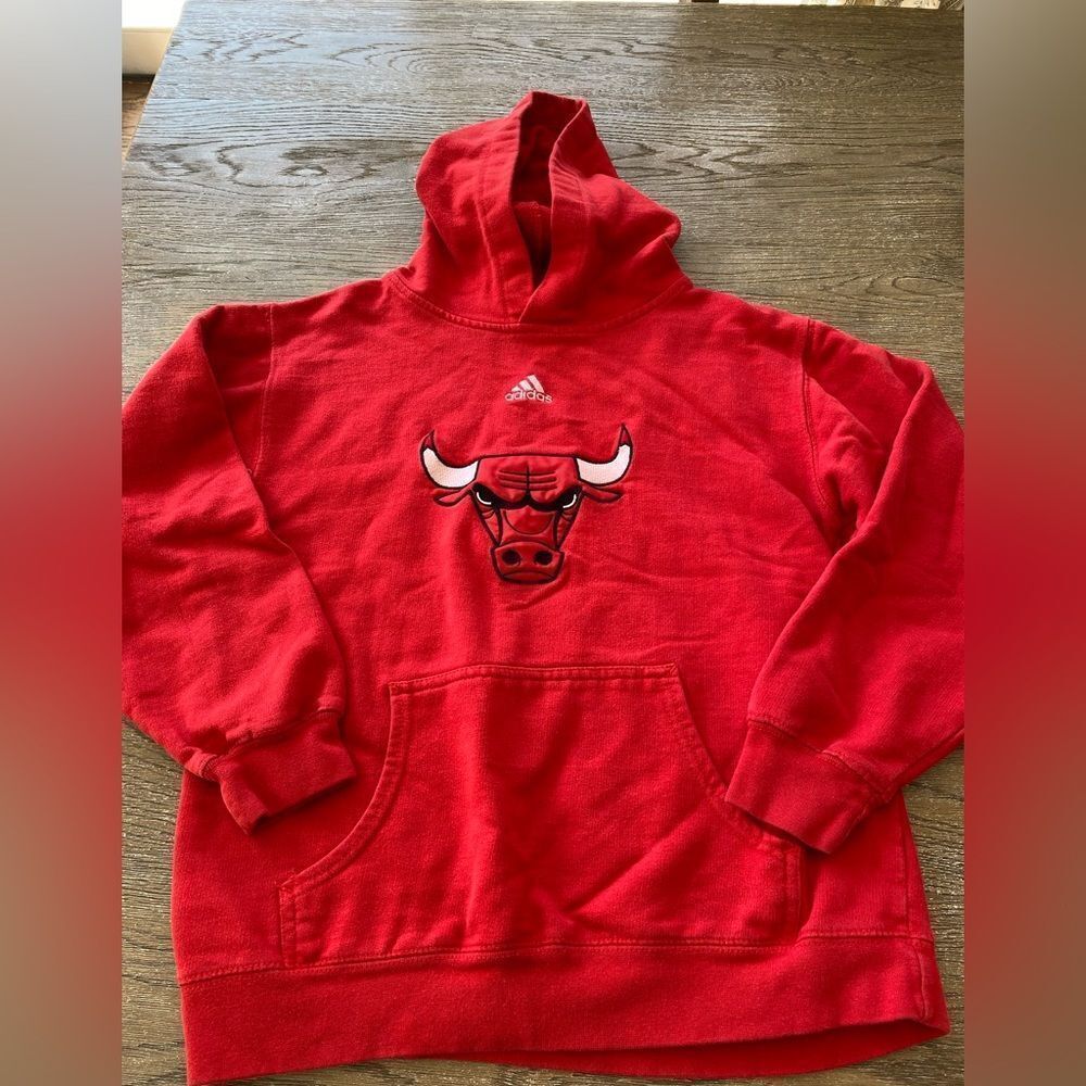 Adidas Chicago Bulls Red hoodie/Sweatshirt. Boys medium.